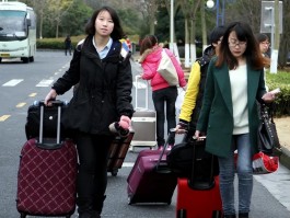 毕业或放假季，大学生处理行李遇烦恼，诸多问题待探讨