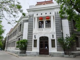 万古大学：历史沉淀与优秀师资汇聚的学术殿堂