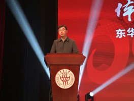 王群与东华大学关系紧密，学术贡献与教学影响显著？