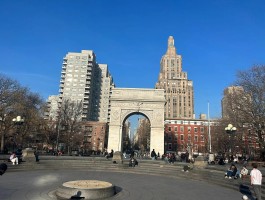 美国大学校园街道生机勃勃，学术与艺术气息交融