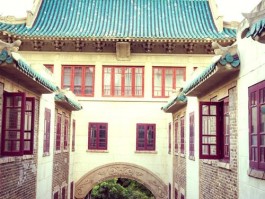 武汉大学多座校门各具特色，牌坊门诉说辉煌过往与宁静校园