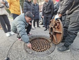 城市井盖凹凸不平引吐槽，基层治理难题待解？
