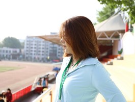 校园女大学生：学业精进与社团锻炼，助力个人成长
