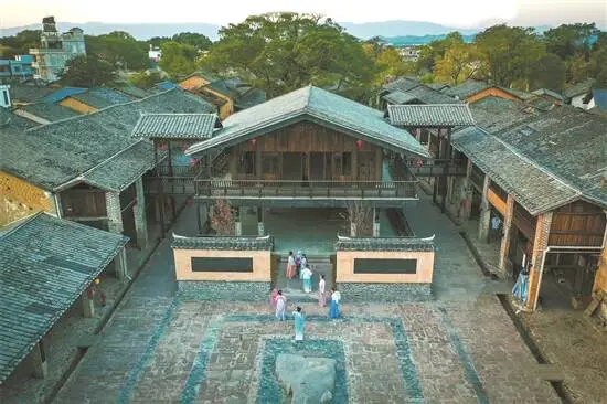 _以文艺之名上演华丽蝶变_以文艺之名上演华丽蝶变